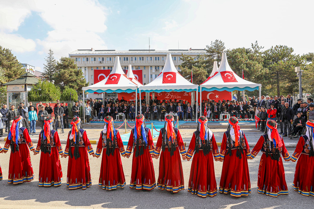 Cumhuriyetimizin kuruluşunun 99. Yıl dönümü Van'da yapılan törenlerle coşkuyla kutlandı - Kare 1