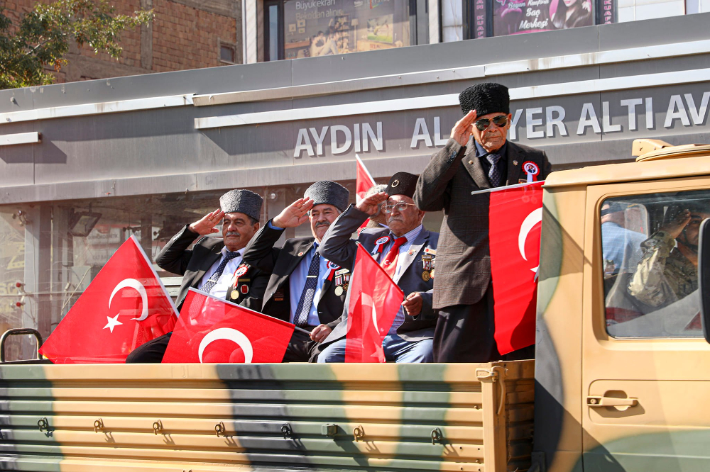 Cumhuriyetimizin kuruluşunun 99. Yıl dönümü Van'da yapılan törenlerle coşkuyla kutlandı - Kare 3