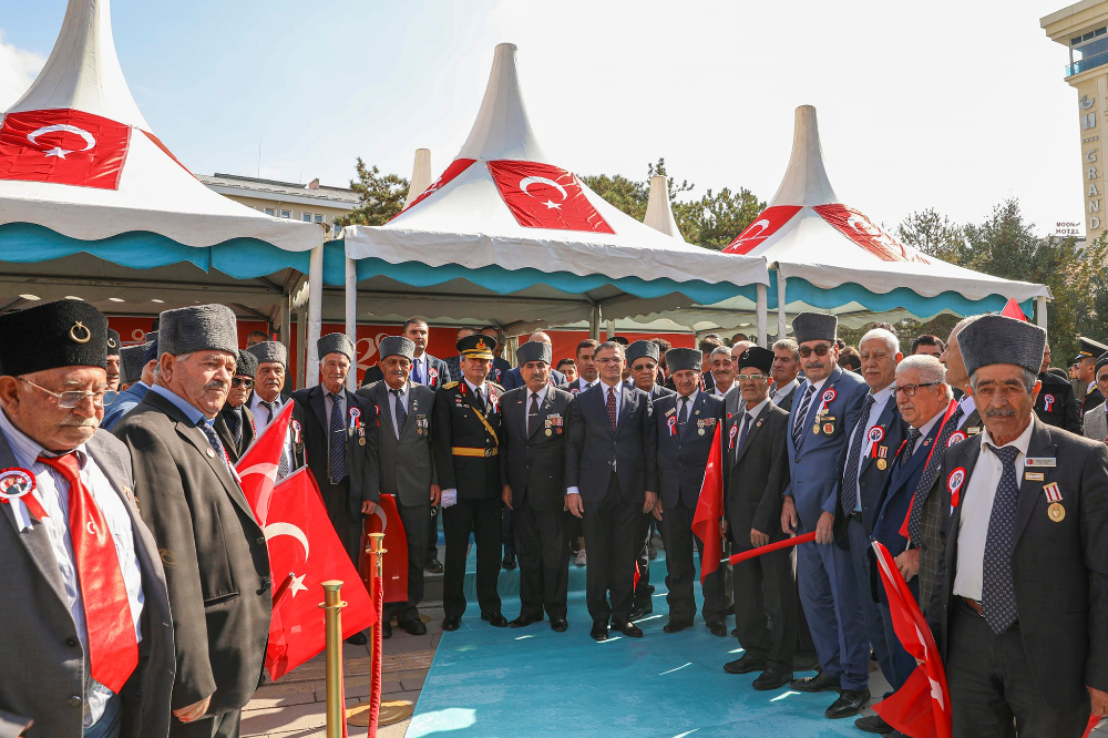 Cumhuriyetimizin kuruluşunun 99. Yıl dönümü Van'da yapılan törenlerle coşkuyla kutlandı - Kare 7