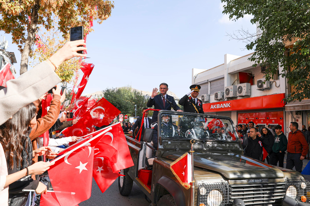 Cumhuriyetimizin kuruluşunun 99. Yıl dönümü Van'da yapılan törenlerle coşkuyla kutlandı - Kare 6