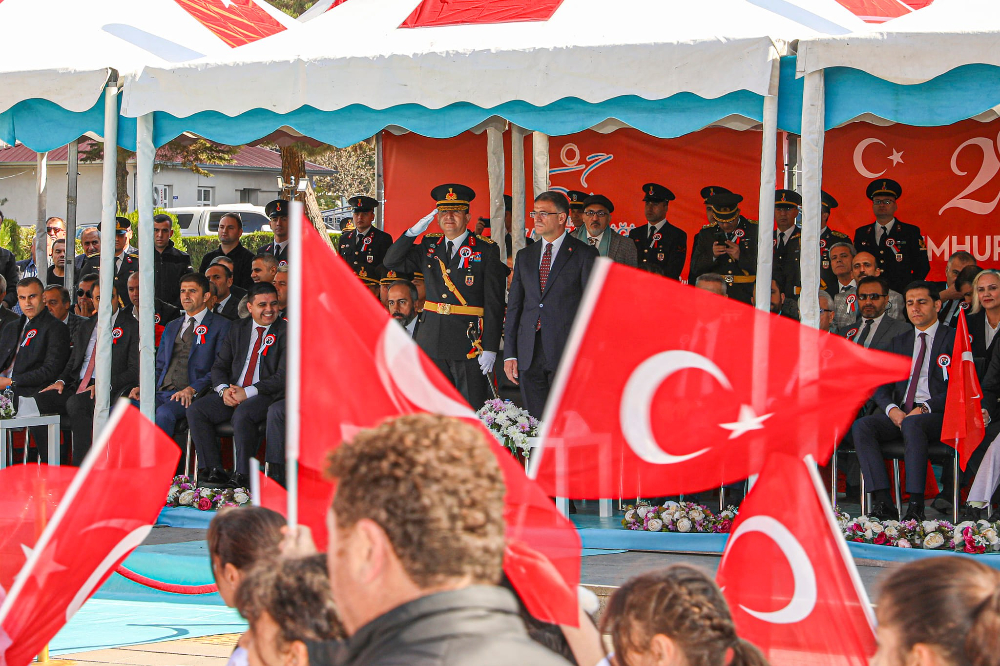 Cumhuriyetimizin kuruluşunun 99. Yıl dönümü Van'da yapılan törenlerle coşkuyla kutlandı - Kare 8