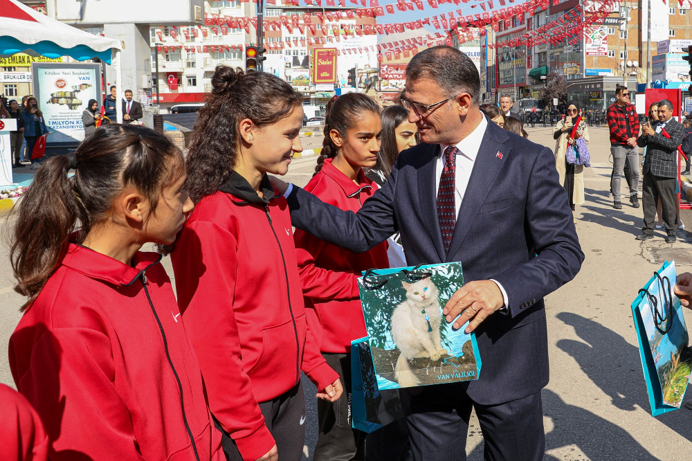 Cumhuriyetimizin kuruluşunun 99. Yıl dönümü Van'da yapılan törenlerle coşkuyla kutlandı - Kare 9