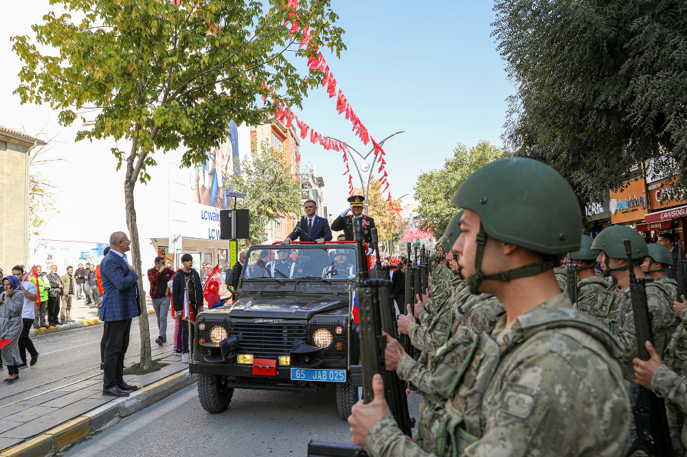 Cumhuriyetimizin kuruluşunun 99. Yıl dönümü Van'da yapılan törenlerle coşkuyla kutlandı - Kare 10