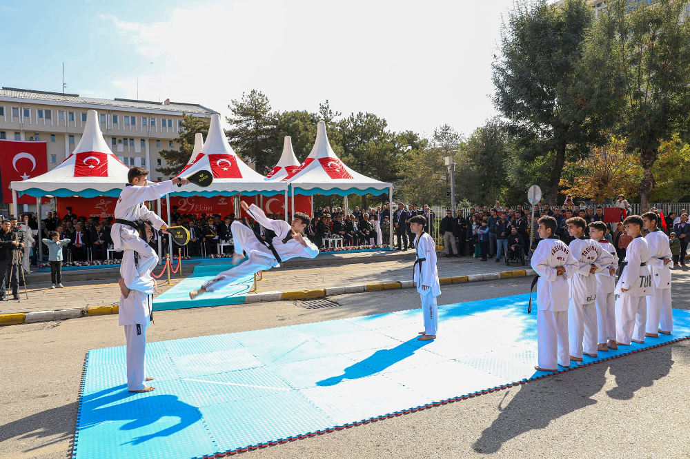 Cumhuriyetimizin kuruluşunun 99. Yıl dönümü Van'da yapılan törenlerle coşkuyla kutlandı - Kare 11