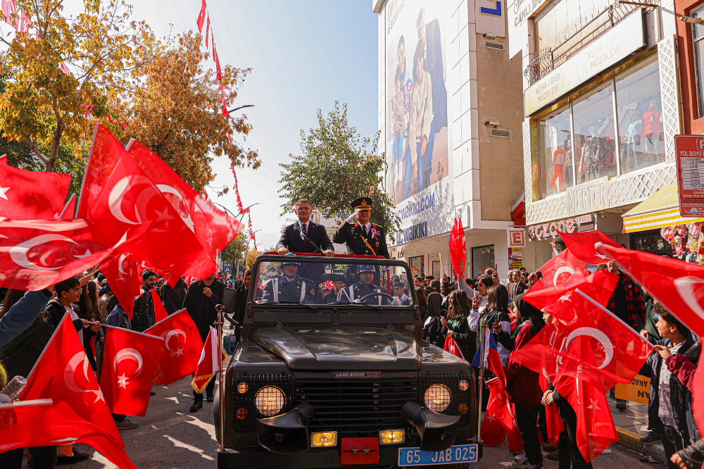 Cumhuriyetimizin kuruluşunun 99. Yıl dönümü Van'da yapılan törenlerle coşkuyla kutlandı - Kare 12