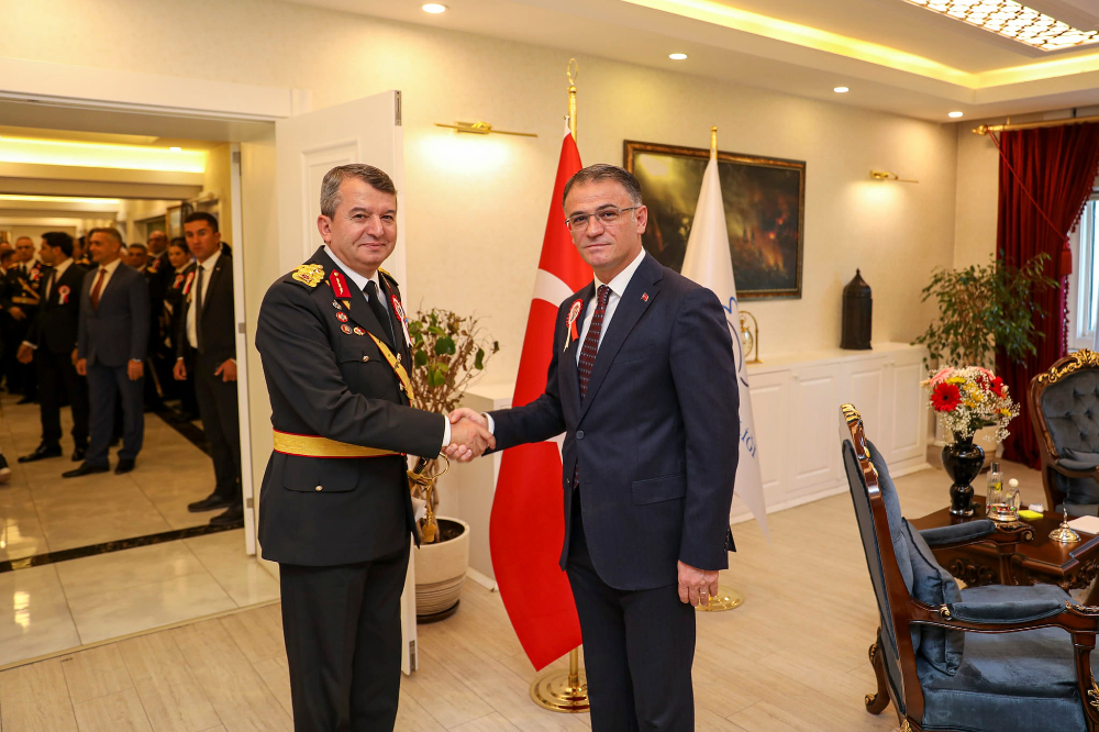 Cumhuriyetimizin kuruluşunun 99. Yıl dönümü Van'da yapılan törenlerle coşkuyla kutlandı - Kare 13