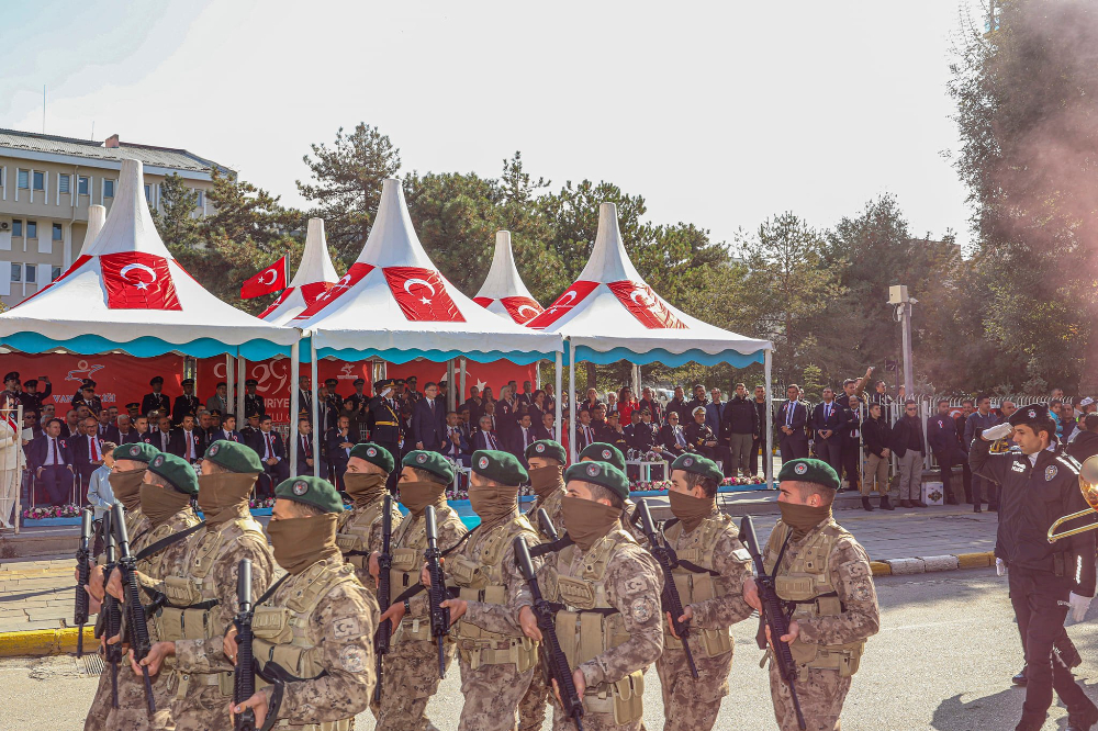 Cumhuriyetimizin kuruluşunun 99. Yıl dönümü Van'da yapılan törenlerle coşkuyla kutlandı - Kare 14