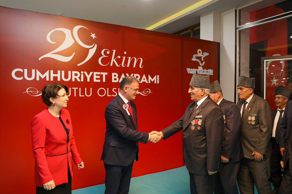 Van'da Cumhuriyet Bayramı Resepsiyonu - Kare 2