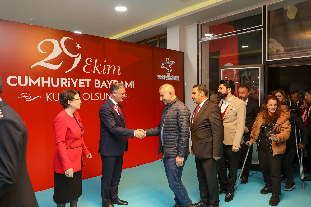 Van'da Cumhuriyet Bayramı Resepsiyonu - Kare 3