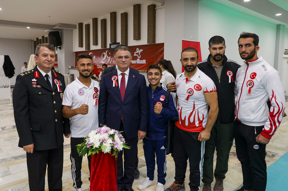 Van'da Cumhuriyet Bayramı Resepsiyonu - Kare 4