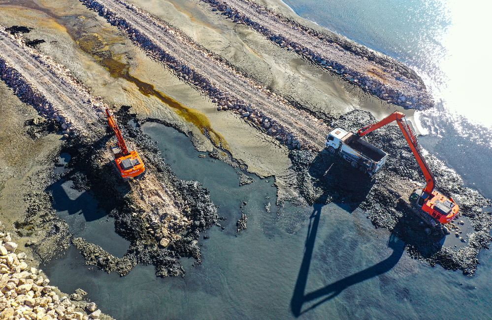 Van Gölü'ndeki dip çamuru temizleme çalışmaları aralıksız devam ediyor - Kare 6
