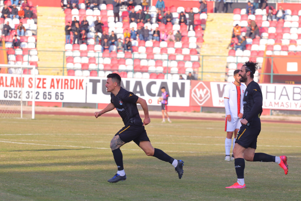 Bitexen Vanspor  Utaş Uşakspor'u kendi sahasında 3-1 mağlup etti - Kare 1