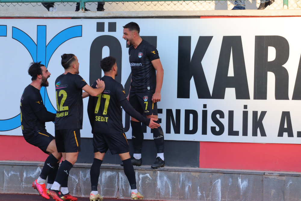 Bitexen Vanspor  Utaş Uşakspor'u kendi sahasında 3-1 mağlup etti - Kare 2