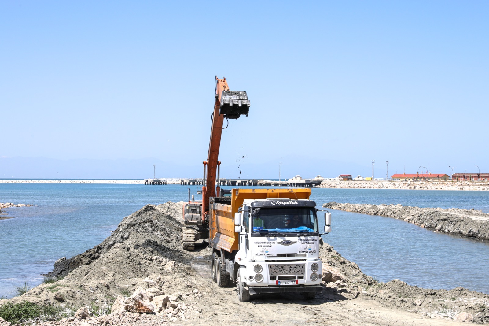 Van'da dip çamuru çıkarma çalışmaları
