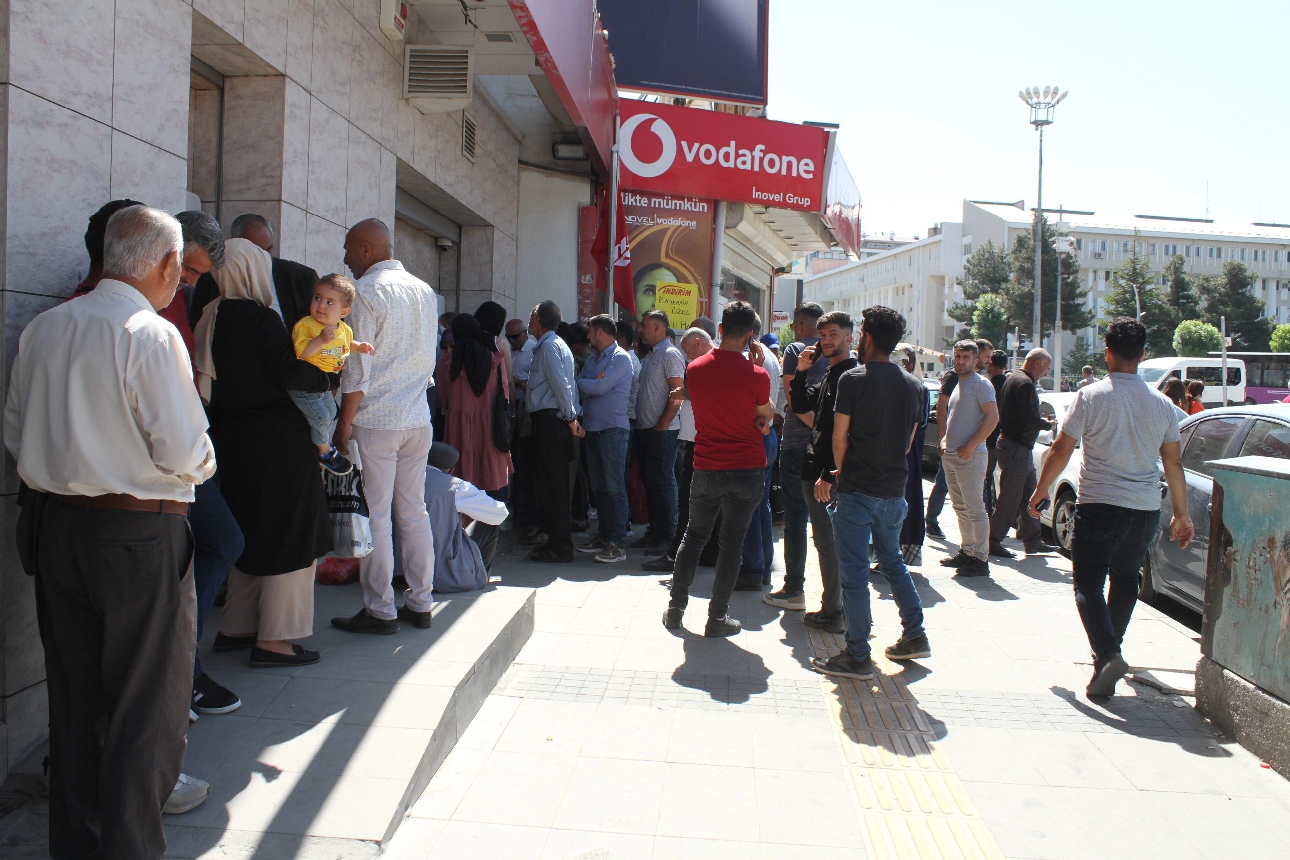 Van'da bayram öncesi ATM önlerinde uzun kuyruklar oluştu