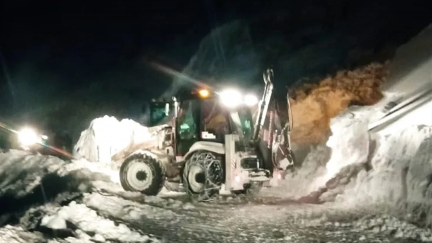 Van'da iş makinesi çığ altında kaldı