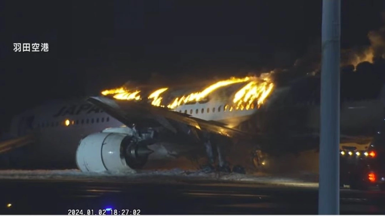 Japonya'da alev alan uçaktaki panik anları, yolcu kameralarına yansıdı