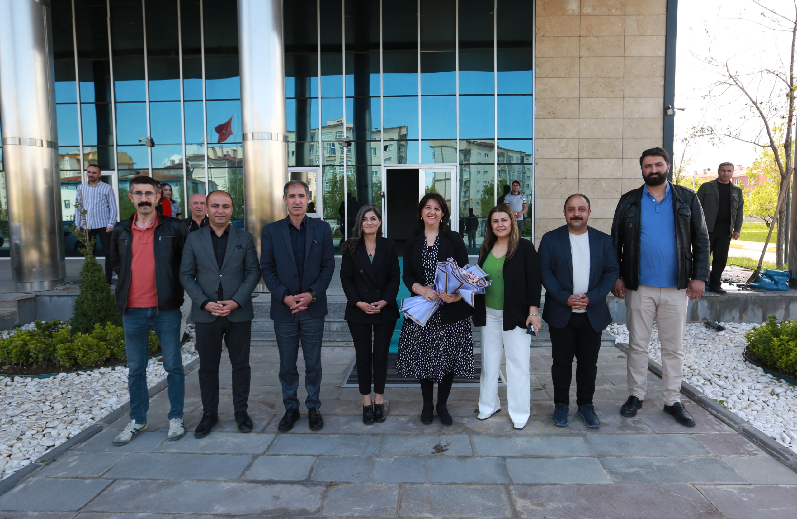 DEM Parti Van Milletvekili Pervin Buldan Van Büyükşehir Belediyesini ziyaret etti