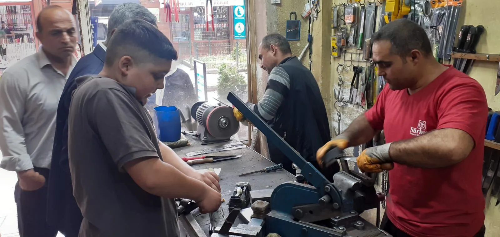 Van'da Kurban Bayramı için bıçaklar bileniyor