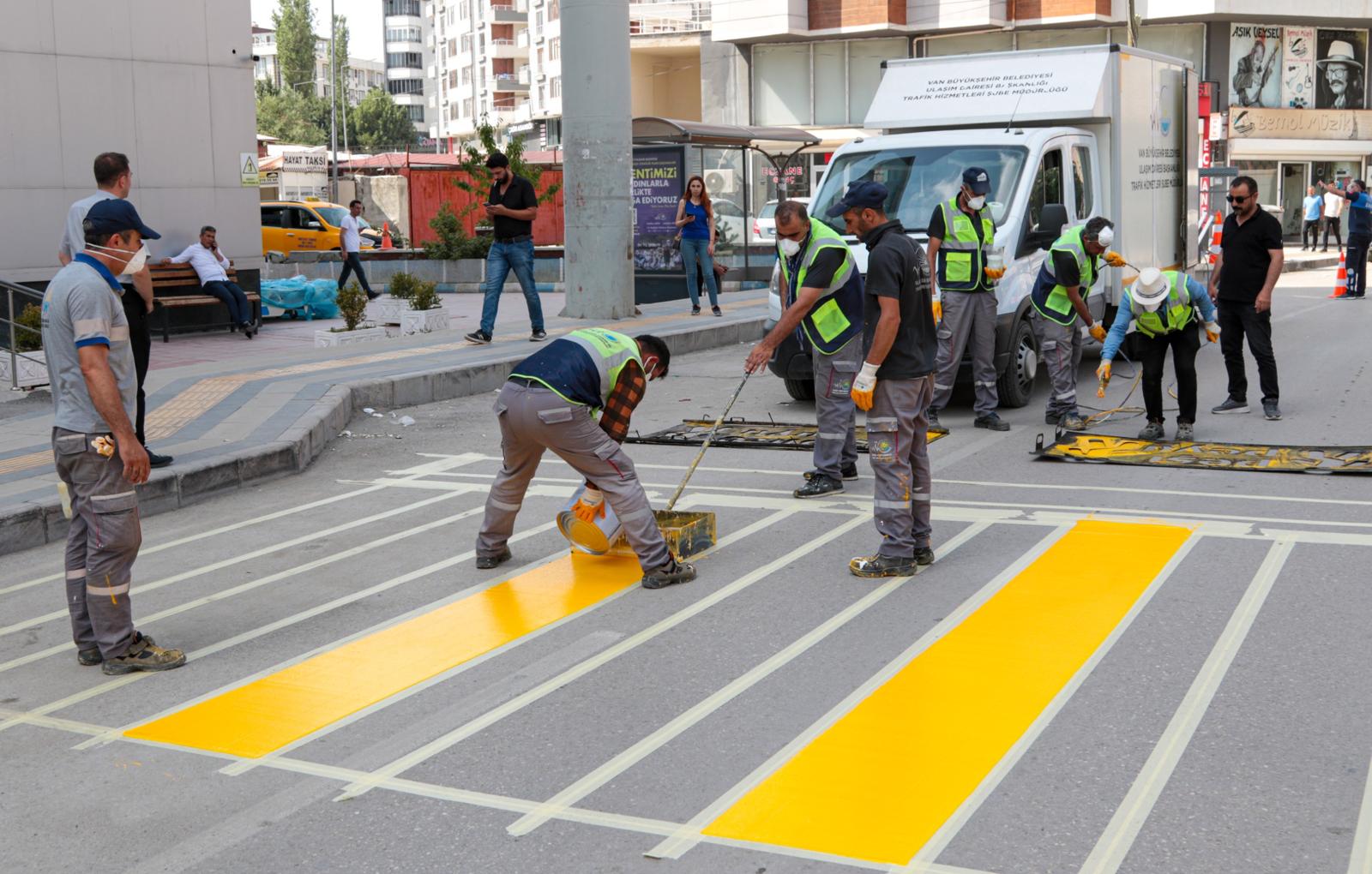 Van'da Kürtçe ve Türkçe yol çizgi çalışması - Kare 3