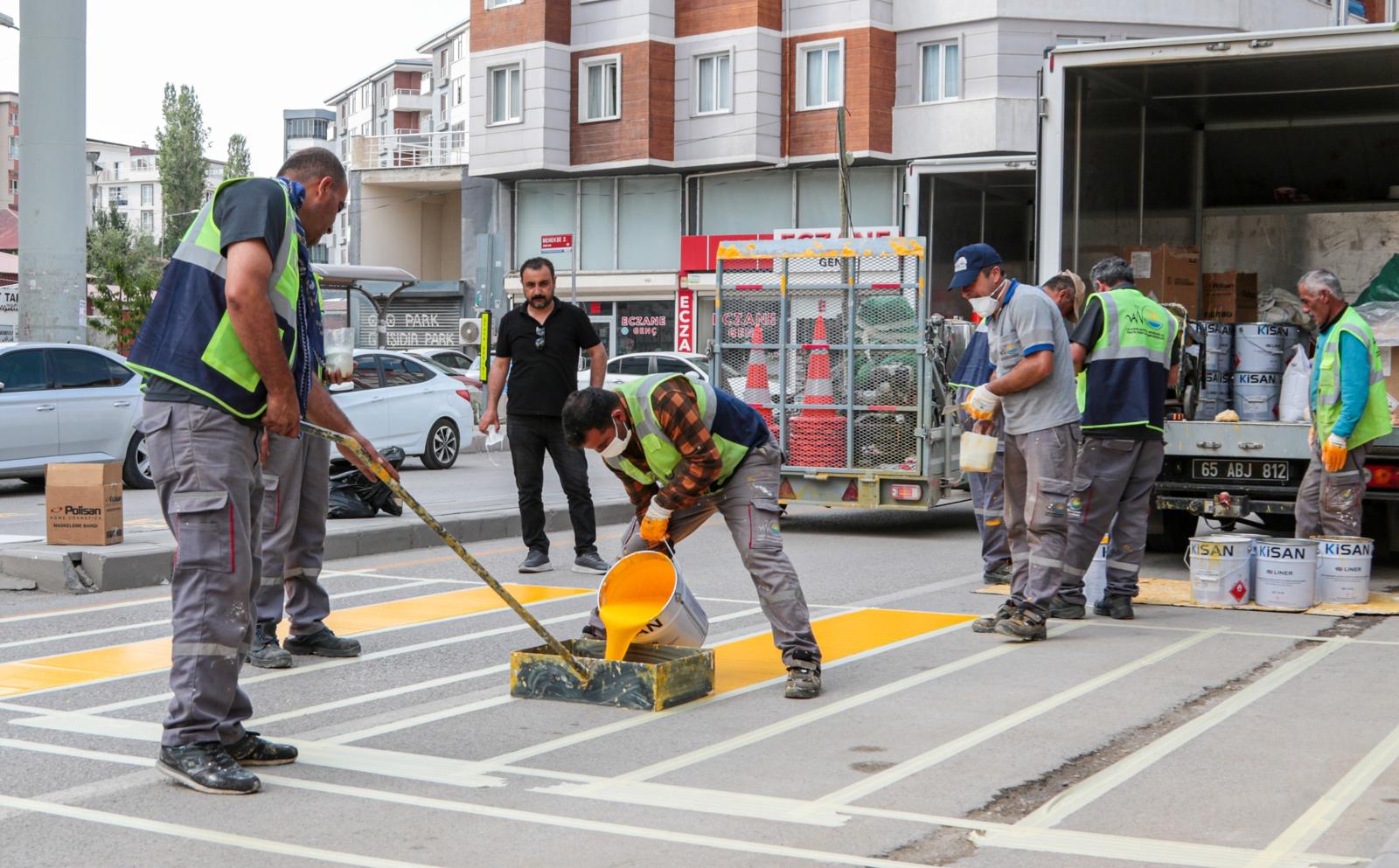 Van'da Kürtçe ve Türkçe yol çizgi çalışması - Kare 5