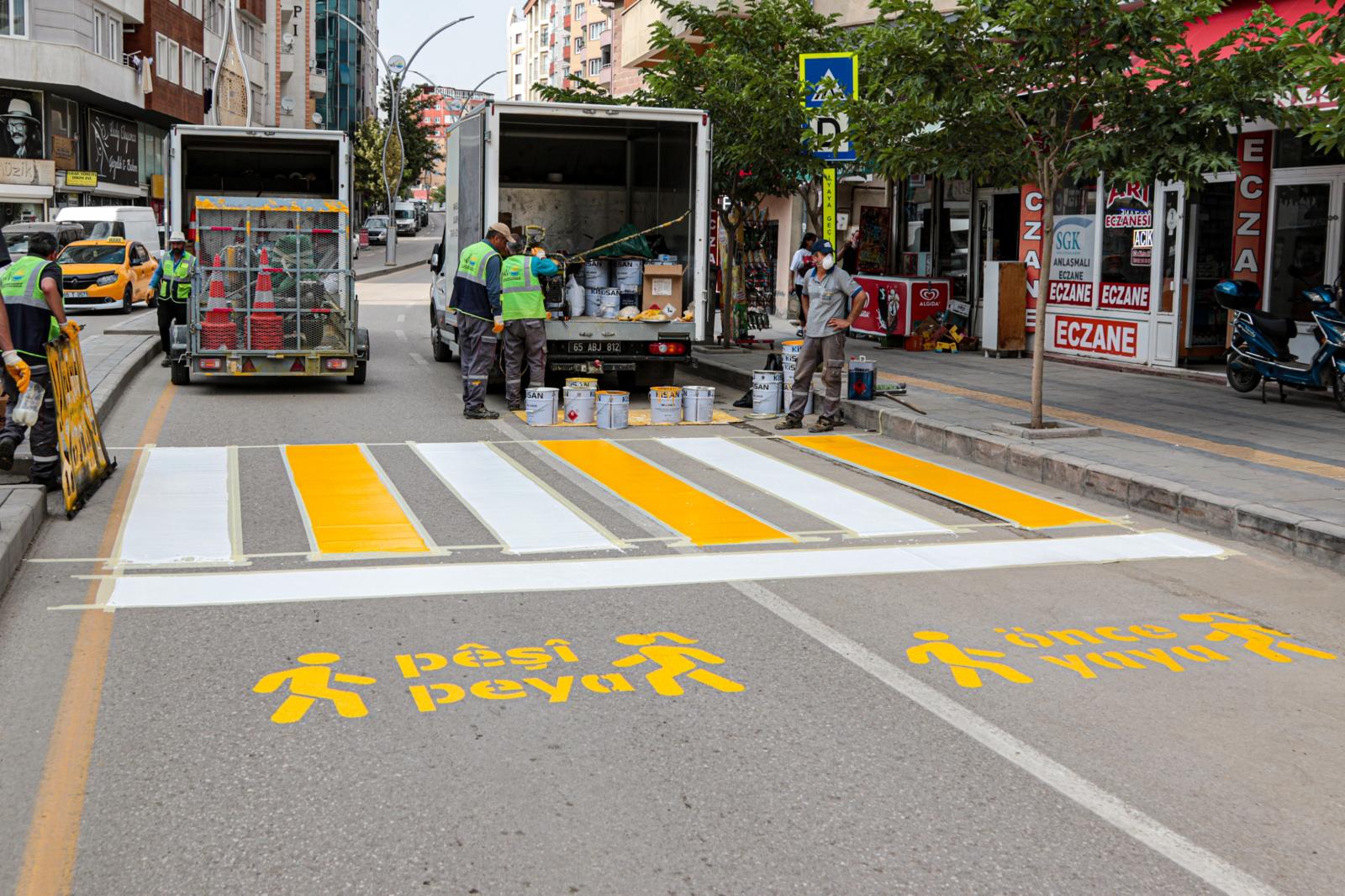 Van'da Kürtçe ve Türkçe yol çizgi çalışması