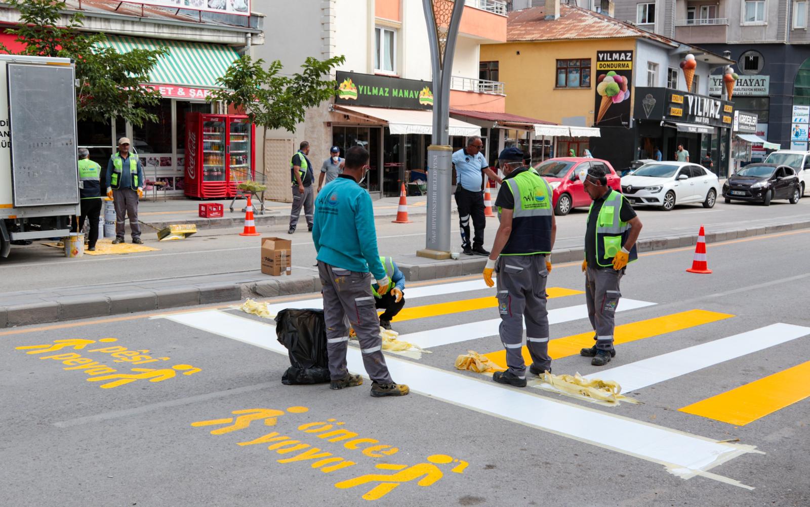 Van'da Kürtçe ve Türkçe yol çizgi çalışması - Kare 2