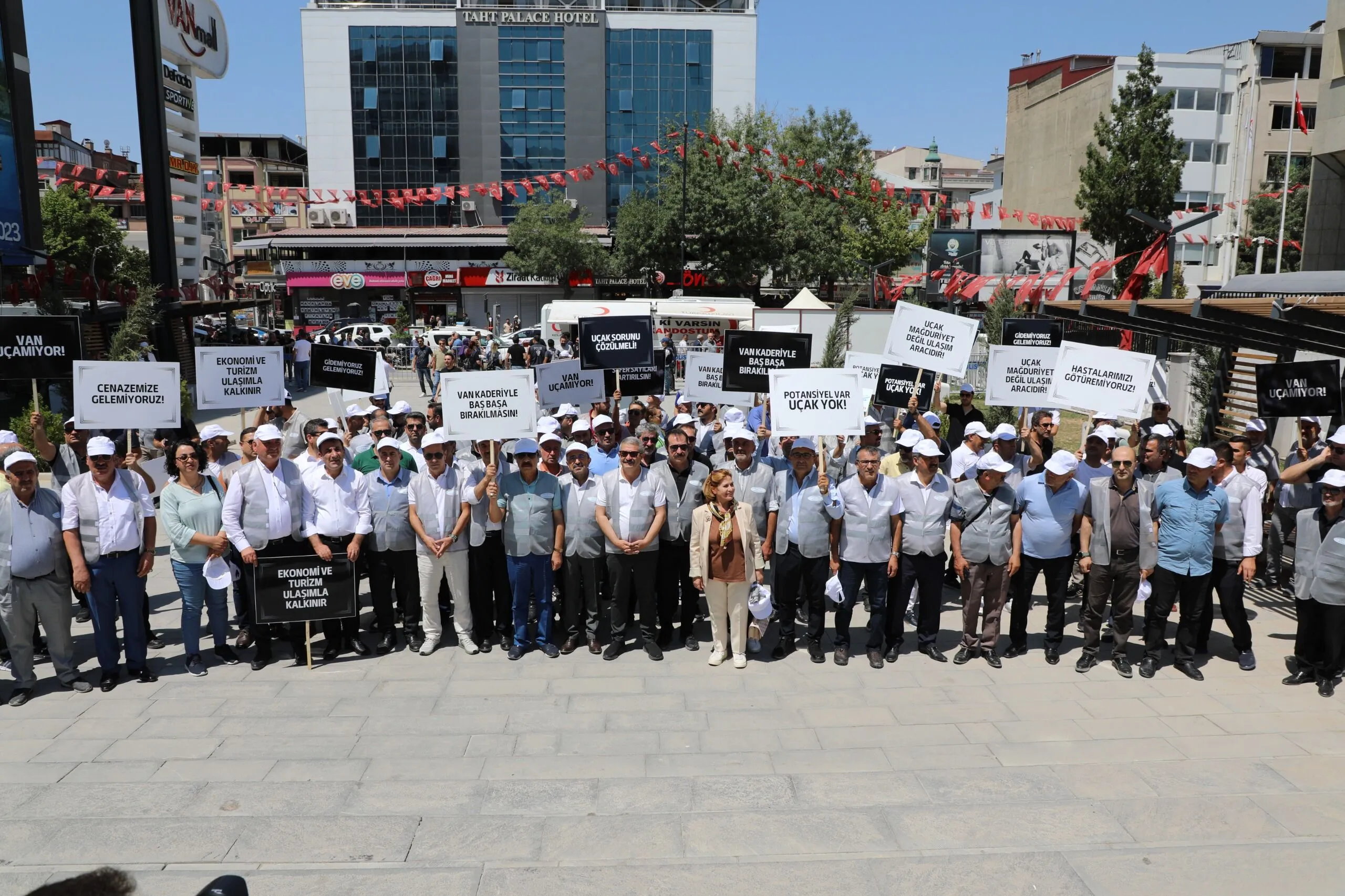 Van'da Uçak sorunu protesto edildi!