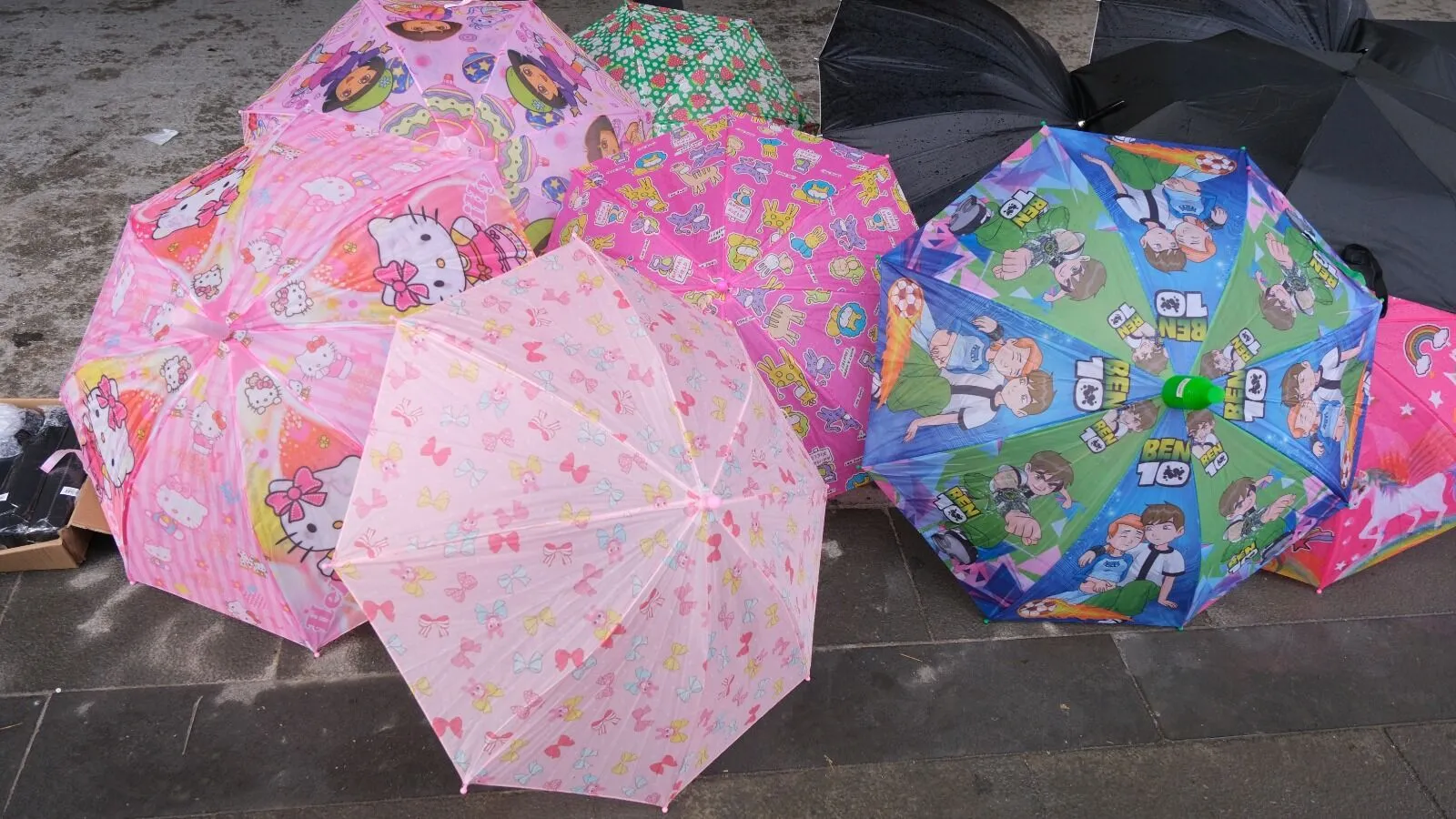 Van’da yağışların başlamasıyla şemsiye satışları arttı