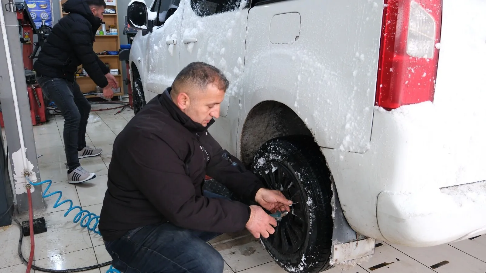 Van’daki lastikçilerde ‘kar’ mesaisi