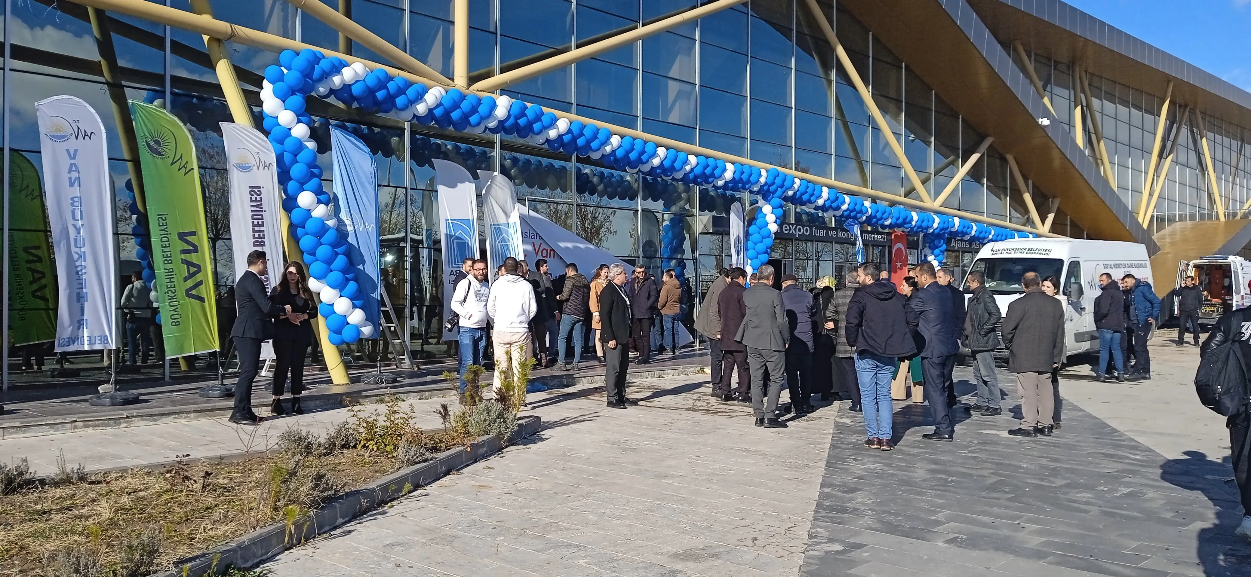 Van’da Türkiye’nin en büyük 3. turizm fuarı açıldı