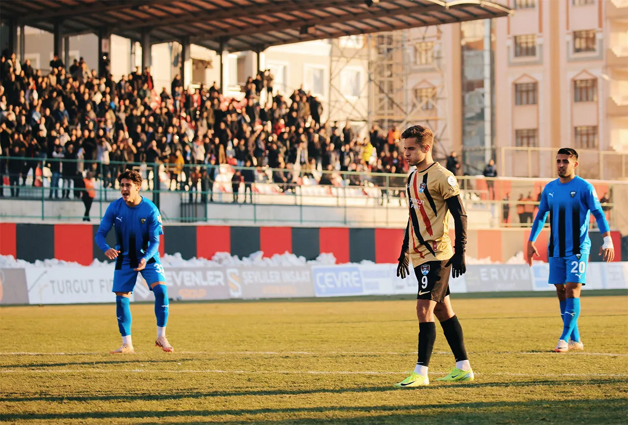 Vanspor'un yıldız forveti Batuhan Kör şeytanın bacağını kırdı