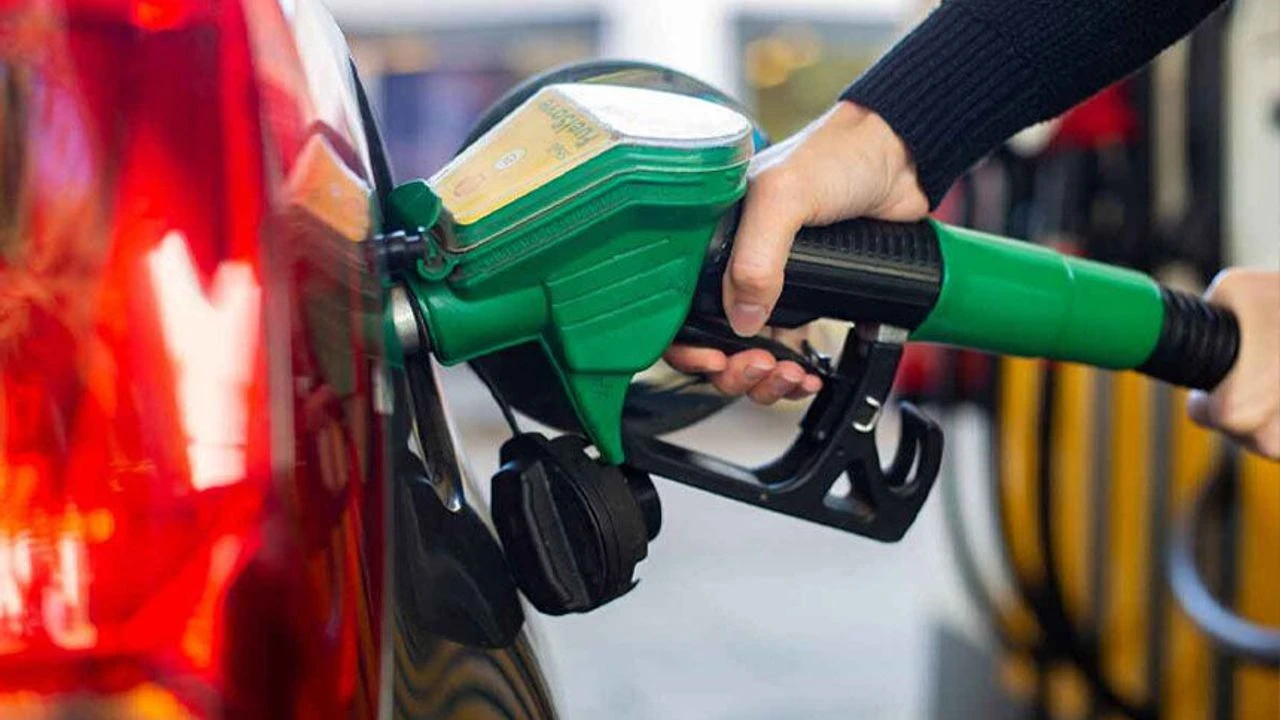 Akaryakıtta fiyatlar değişti! Benzinden sonra motorine zam geldi