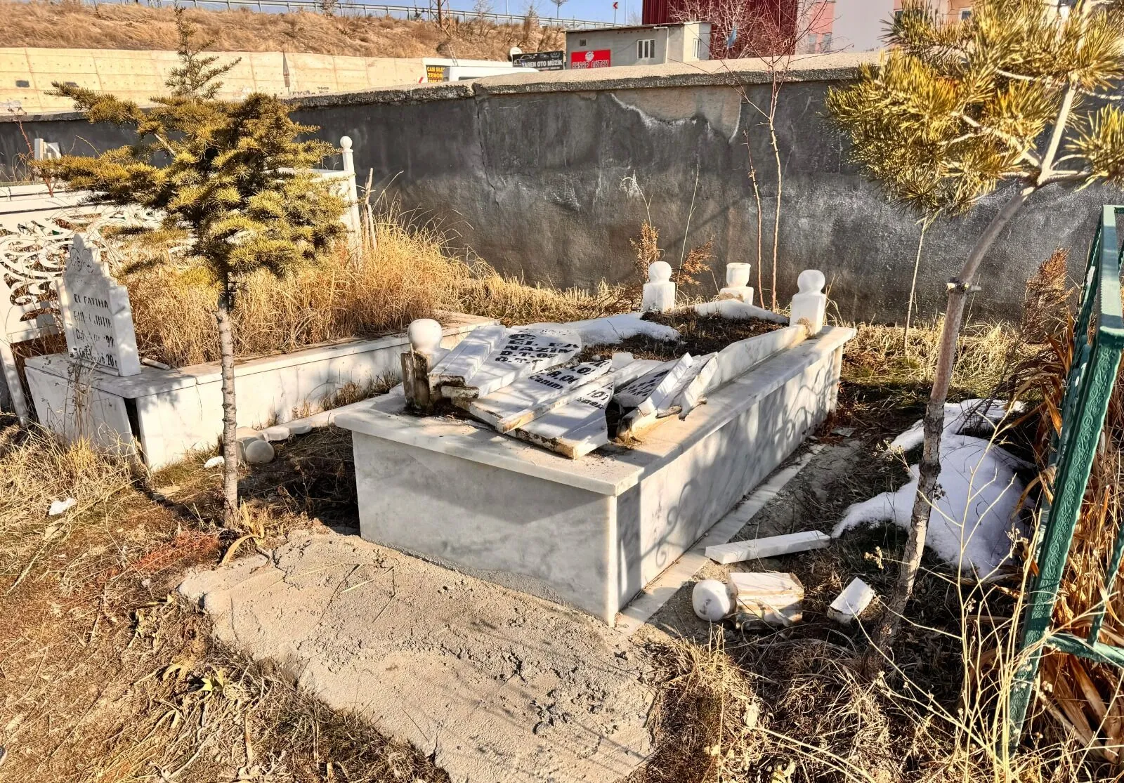 Van'da Akköprü Mezarlığı'na çirkin saldırı!