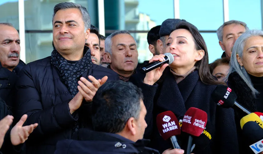 Tülay Hatimoğulları Van’da konuştu: “Barış ve diyalogdan yanayız”