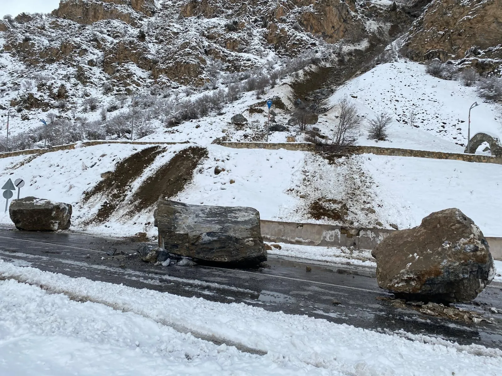 Van-Çatak karayoluna kaya düştü