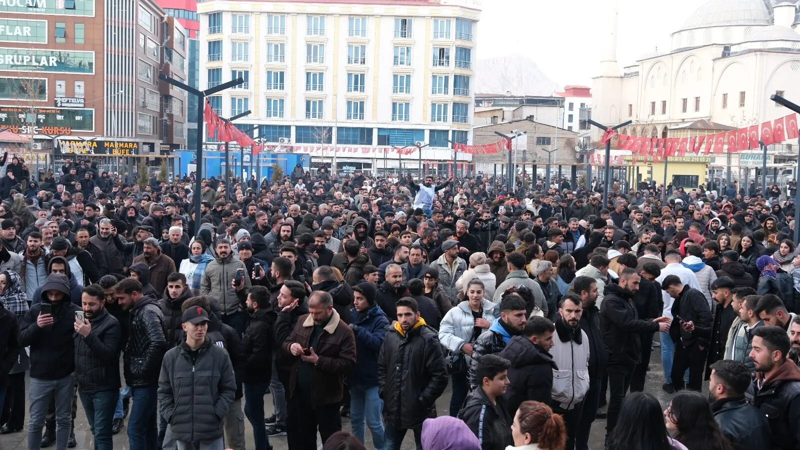 İmralı çağrısı Van kent meydanından takip edildi