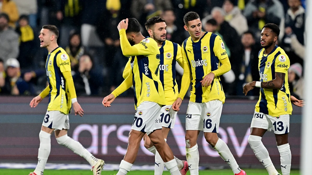Fenerbahçe Galatasaray'la puan farkını 4'e düşürdü