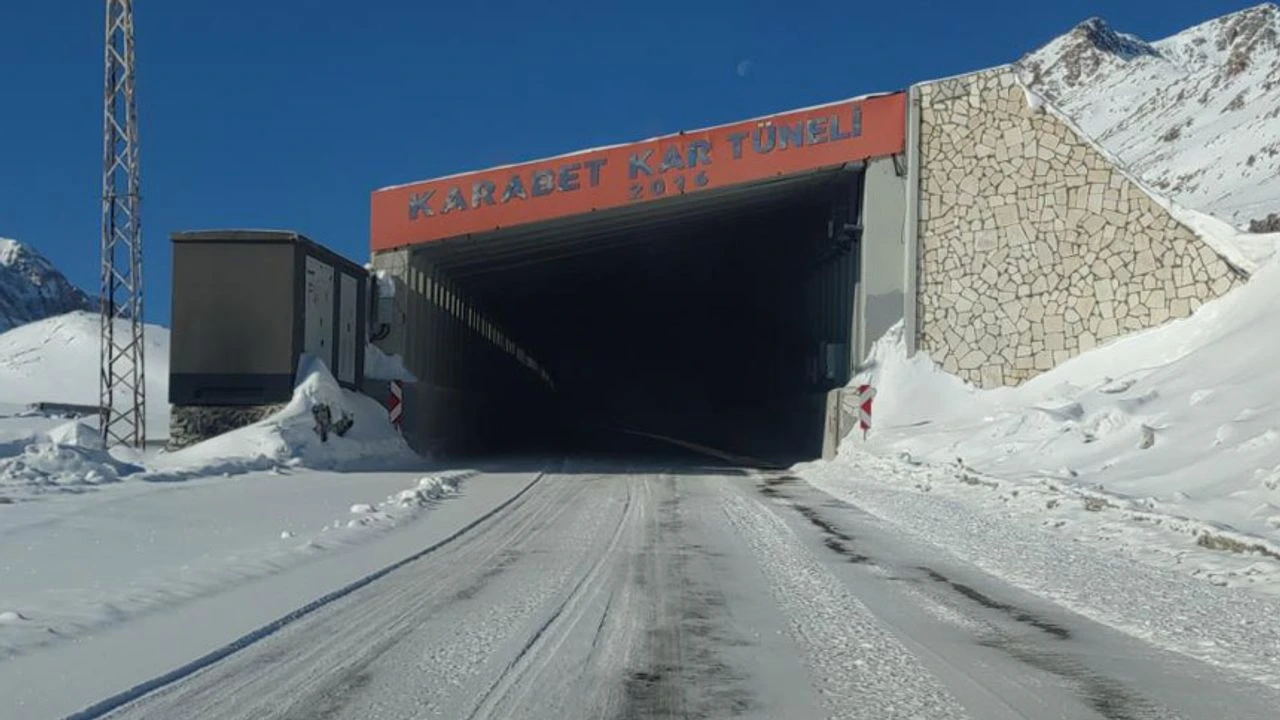 Karabet Geçidi Yeniden Ulaşıma Kapandı