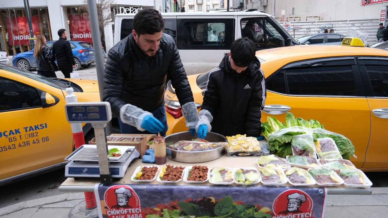 Van'da Pide ve Çiğ Köfte Kuyrukları