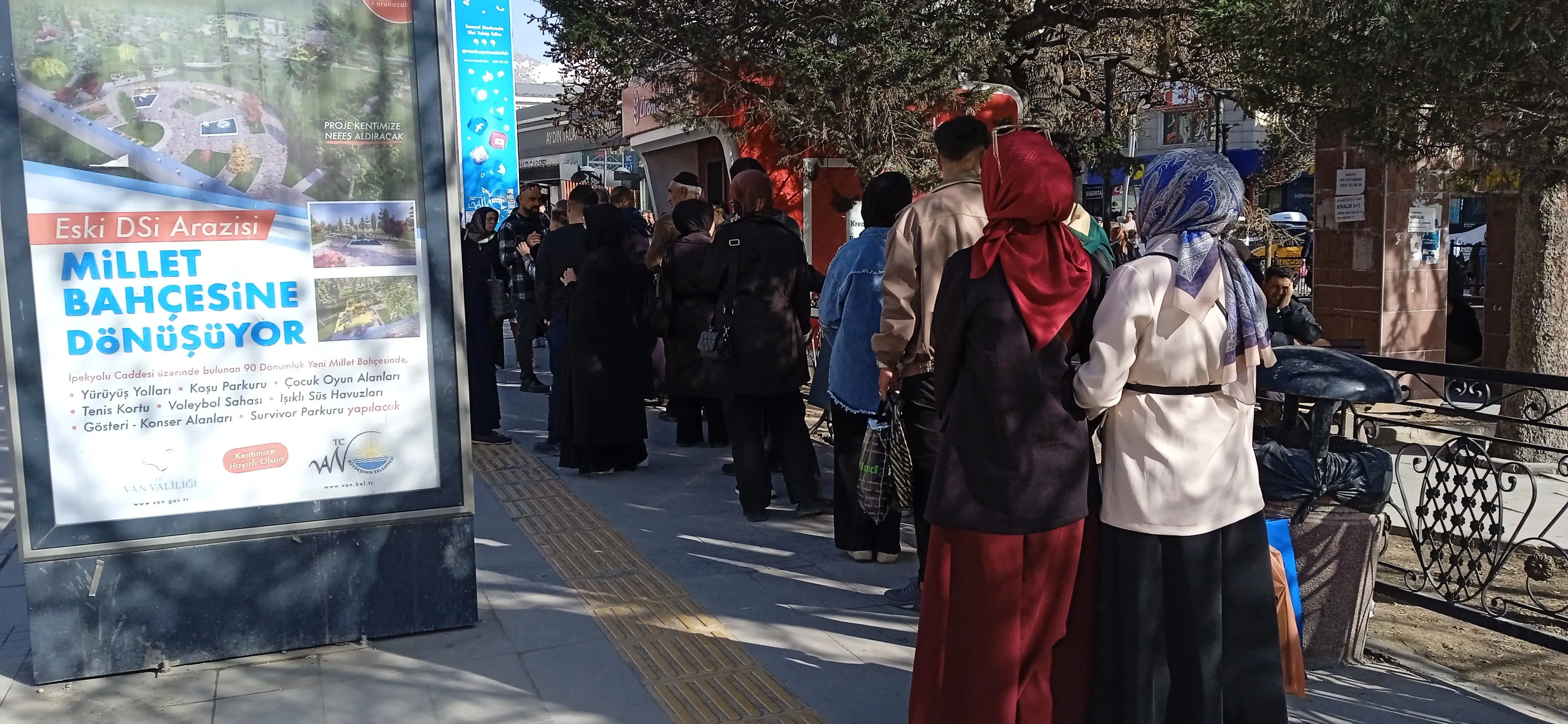 Van’da Bayram Arifesinde ATM’ler Önünde Uzun Kuyruklar!