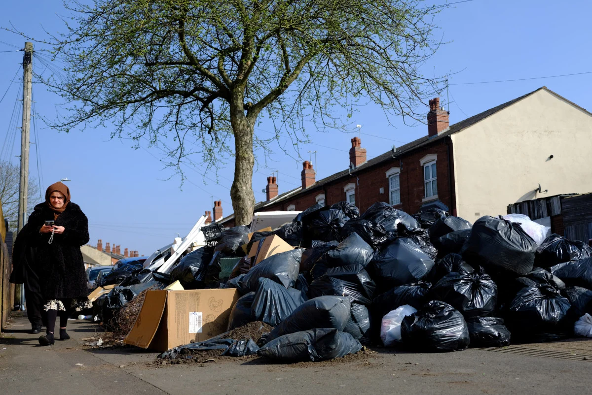 İngiltere’de Çöp Krizi: Birmingham Sokakları Çöplüğe Döndü