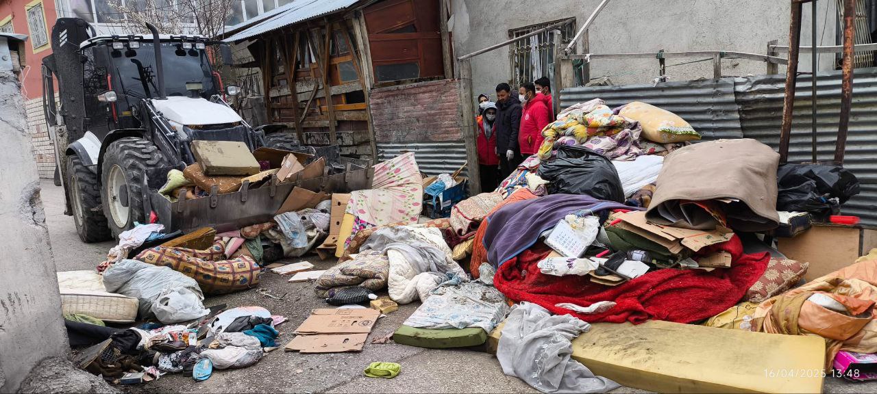 Van'da Bir Evden İki Kamyon Çöp Çıktı!
