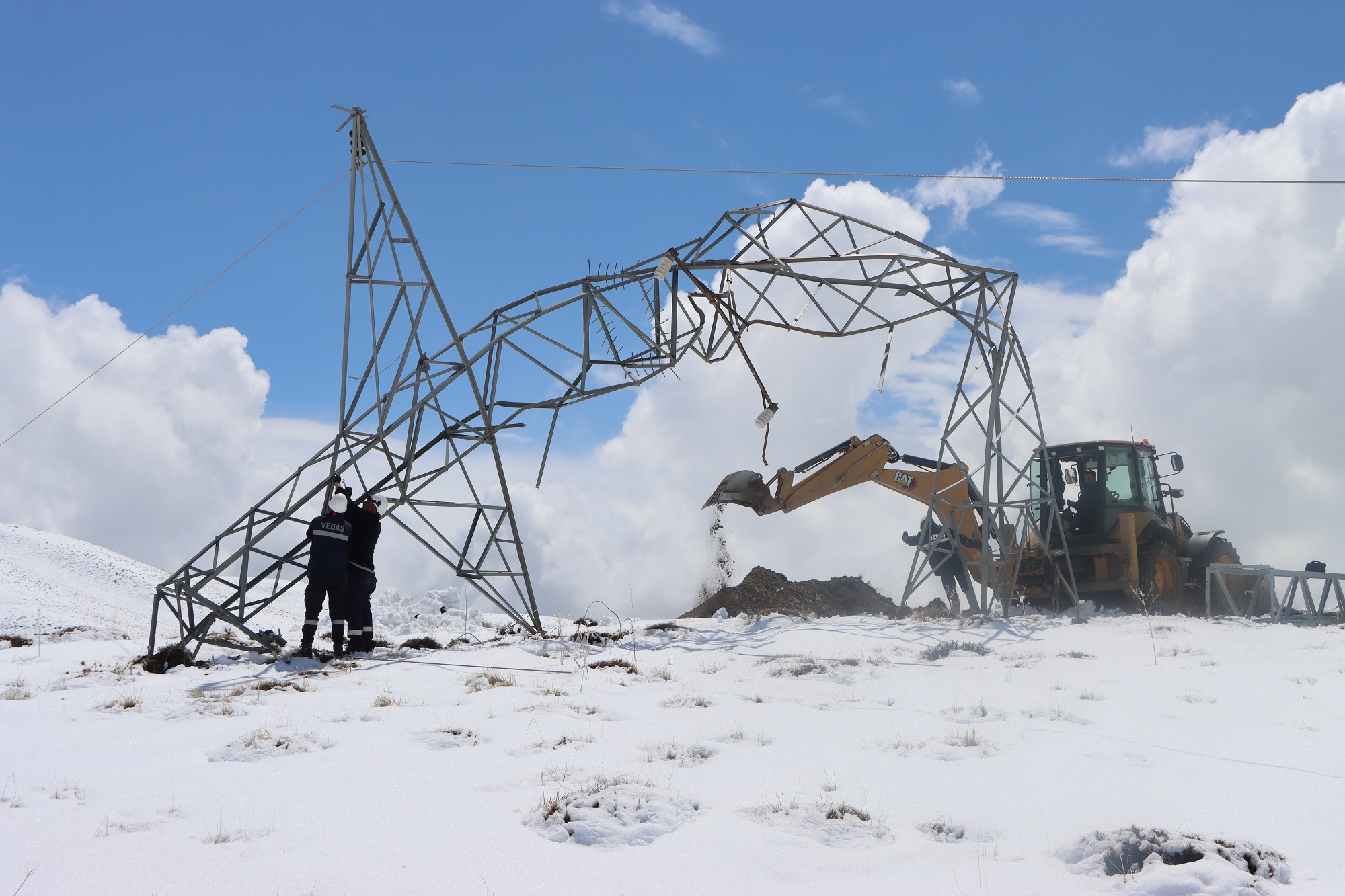 VEDAŞ, Fırtına Sonrası Gürpınar’da Elektrik Hatlarını Onarıyor