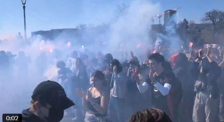 Fransa'da Öğrenci Protestoları Büyüyor: ABD Bayrağı ve Tesla Maketi Ateşe Verildi