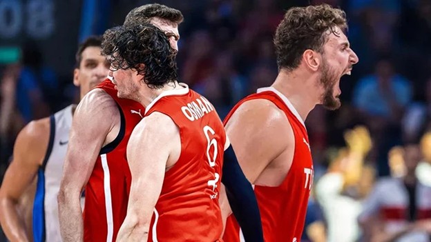 EuroBasket'te Tarihi Gece: 12 Dev Adam Yunanistan'ı Ezdi, Finale Yükseldi!