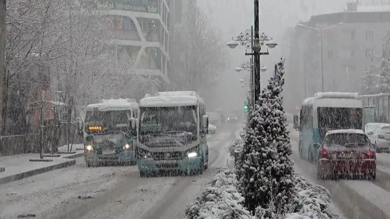 Van Güne Beyazla Uyandı: Kar Yağışı Ne Zamana Kadar Sürecek?