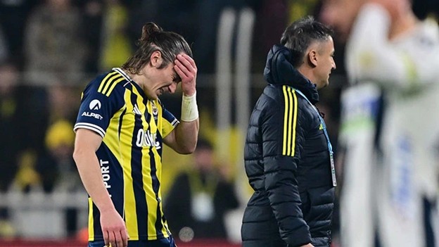 Fenerbahçe Savunması Revire Döndü: 4 Günde 3 Stoper Devre Dışı!