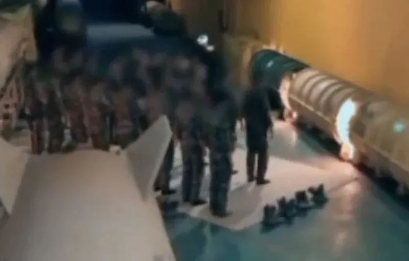 İran'dan Çarpıcı Görüntü: Füze Tünelinde Cemaat Namazı