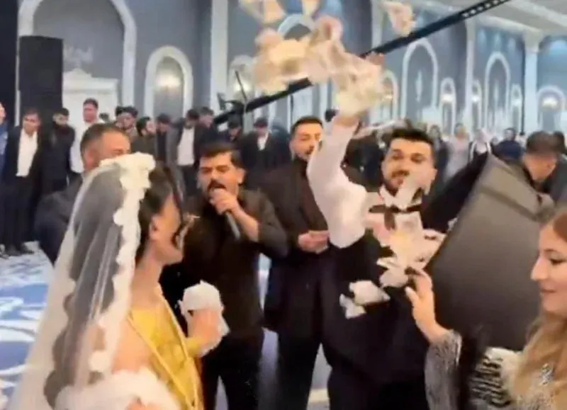 Şanlıurfa Düğünündeki Para Saçma Görüntüleri Sosyal Medyayı Salladı